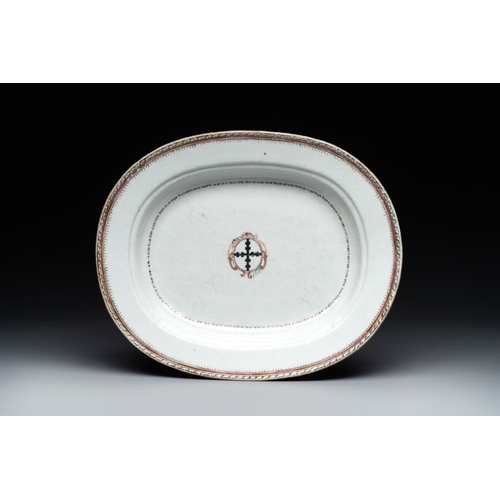 460 - A Chinese export famille rose covered tureen and an oval dish with strainer, JiaqingDim.: 41 x 34,1 ... 