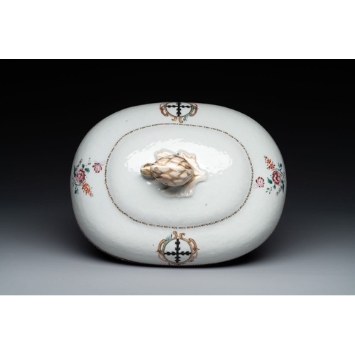 460 - A Chinese export famille rose covered tureen and an oval dish with strainer, JiaqingDim.: 41 x 34,1 ... 