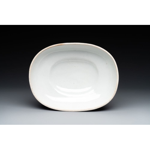 460 - A Chinese export famille rose covered tureen and an oval dish with strainer, JiaqingDim.: 41 x 34,1 ... 