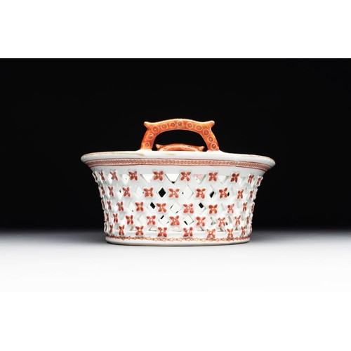 467 - A Chinese openworked famille rose 'antiquities' basket and stand, QianlongL.: 17,5 cm - H.: 8,5 cm (... 