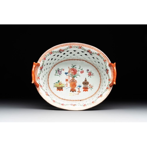 467 - A Chinese openworked famille rose 'antiquities' basket and stand, QianlongL.: 17,5 cm - H.: 8,5 cm (... 