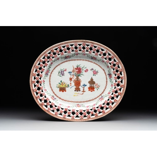 467 - A Chinese openworked famille rose 'antiquities' basket and stand, QianlongL.: 17,5 cm - H.: 8,5 cm (... 