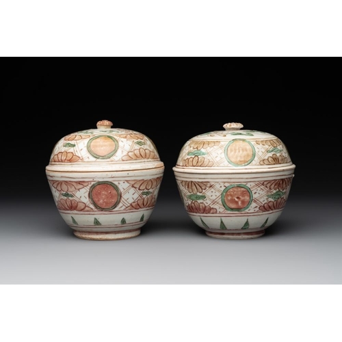 47 - A Chinese Swatow green- and red-enamelled 'dragon' jar and a pair of covered bowls, MingH.: 27,5 cm ... 