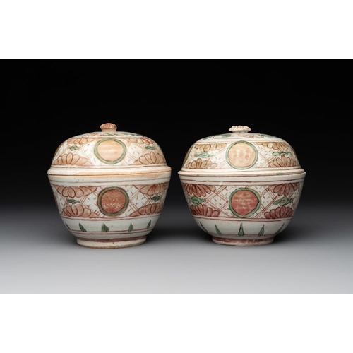 47 - A Chinese Swatow green- and red-enamelled 'dragon' jar and a pair of covered bowls, MingH.: 27,5 cm ... 