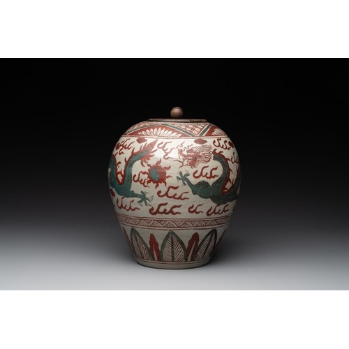 47 - A Chinese Swatow green- and red-enamelled 'dragon' jar and a pair of covered bowls, MingH.: 27,5 cm ... 