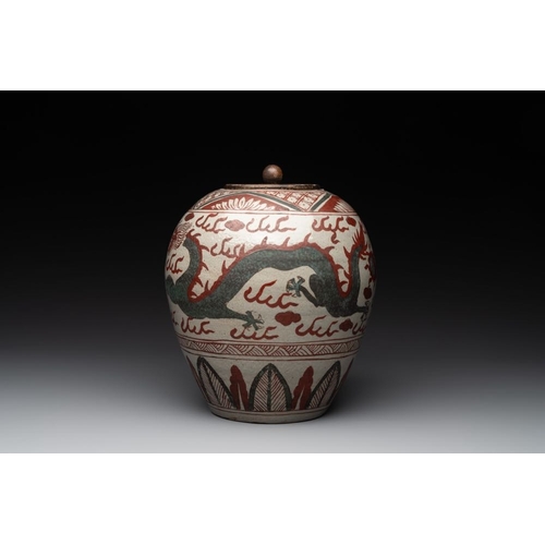 47 - A Chinese Swatow green- and red-enamelled 'dragon' jar and a pair of covered bowls, MingH.: 27,5 cm ... 