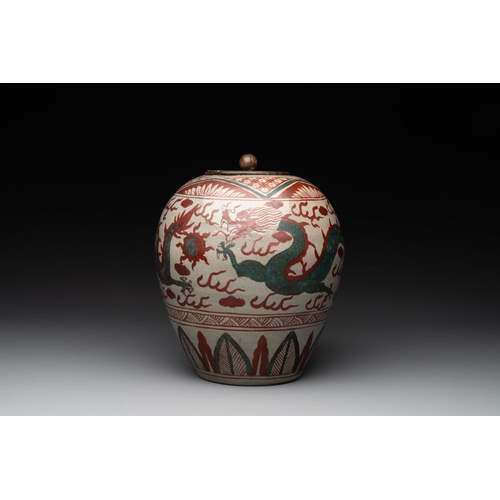 47 - A Chinese Swatow green- and red-enamelled 'dragon' jar and a pair of covered bowls, MingH.: 27,5 cm ... 