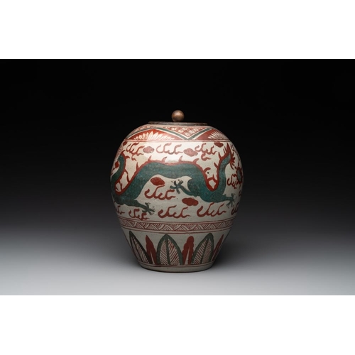 47 - A Chinese Swatow green- and red-enamelled 'dragon' jar and a pair of covered bowls, MingH.: 27,5 cm ... 