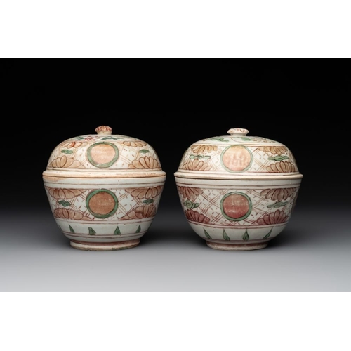 47 - A Chinese Swatow green- and red-enamelled 'dragon' jar and a pair of covered bowls, MingH.: 27,5 cm ... 