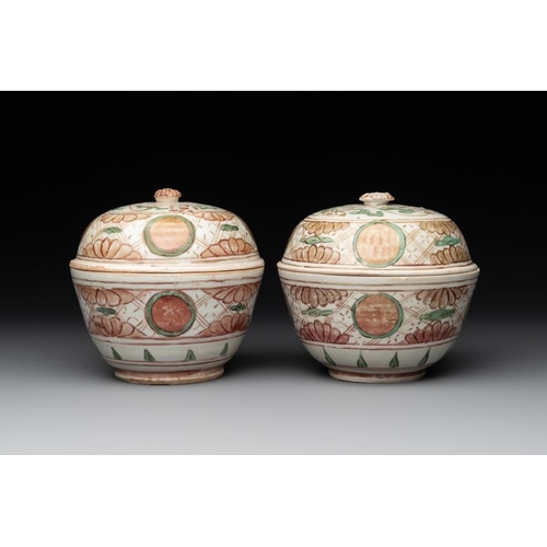 47 - A Chinese Swatow green- and red-enamelled 'dragon' jar and a pair of covered bowls, MingH.: 27,5 cm ... 