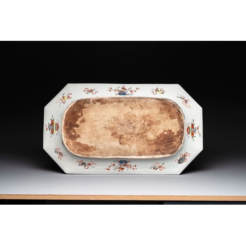 471 - A massive Chinese octagonal famille rose 'flower basket' dish, QianlongDim.: 65,5 x 37,5 cm... 