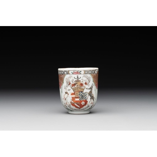 478 - A fine Chinese famille rose armorial cup and two saucers, Yongzheng/QianlongDia.: 11,5 cm (the sauce... 