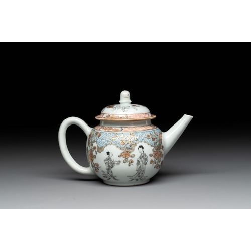 483 - A fine Chinese famille rose and grisaille teapot with figural design, YongzhengL.: 17 cm - H.: 11,5 ... 