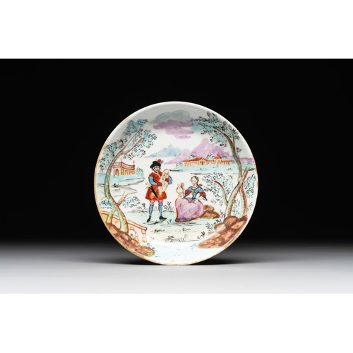 500 - A Dutch-decorated Chinese porcelain cup and saucer with figures in a landscape, 18th C.Dia.: 11,1 cm... 