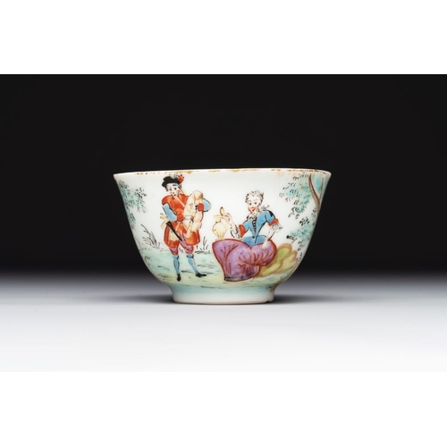 500 - A Dutch-decorated Chinese porcelain cup and saucer with figures in a landscape, 18th C.Dia.: 11,1 cm... 