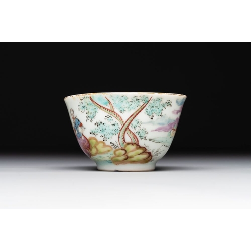 500 - A Dutch-decorated Chinese porcelain cup and saucer with figures in a landscape, 18th C.Dia.: 11,1 cm... 