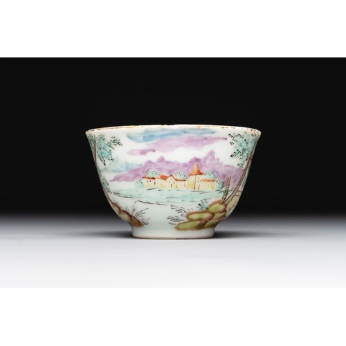 500 - A Dutch-decorated Chinese porcelain cup and saucer with figures in a landscape, 18th C.Dia.: 11,1 cm... 