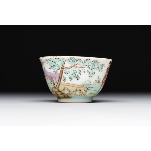 500 - A Dutch-decorated Chinese porcelain cup and saucer with figures in a landscape, 18th C.Dia.: 11,1 cm... 