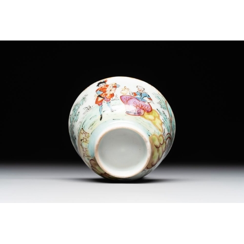 500 - A Dutch-decorated Chinese porcelain cup and saucer with figures in a landscape, 18th C.Dia.: 11,1 cm... 