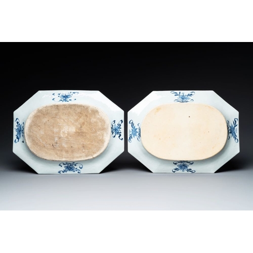 509 - A pair of octagonal Chinese blue and white 'court ladies' dishes, YongzhengDim.: 43,8 x 33 cm... 