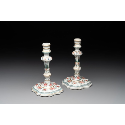 512 - A pair of rare Chinese export famille rose candlesticks with floral design, Yongzheng/QianlongH.: 18... 