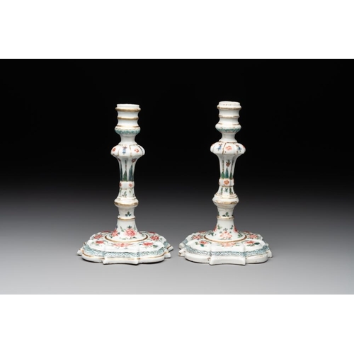 512 - A pair of rare Chinese export famille rose candlesticks with floral design, Yongzheng/QianlongH.: 18... 