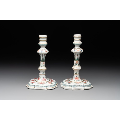 512 - A pair of rare Chinese export famille rose candlesticks with floral design, Yongzheng/QianlongH.: 18... 