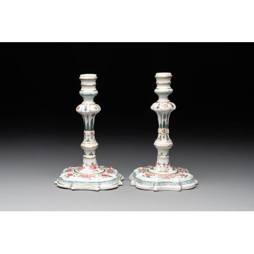 512 - A pair of rare Chinese export famille rose candlesticks with floral design, Yongzheng/QianlongH.: 18... 