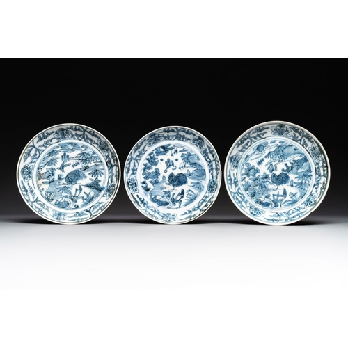 52 - Five Chinese Swatow blue and white 'rooster' plates, MingDia.: 18,4 cm