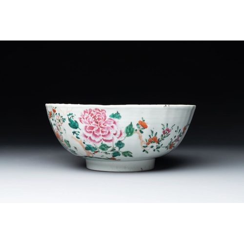 520 - A Chinese famille rose 'pseudo-tobacco leaf' dish, a bowl and a blue and white gilt-decorated jug, Q... 