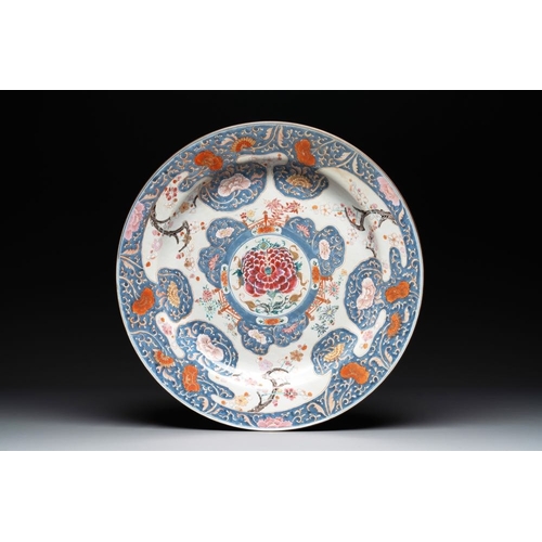 521 - A massive Chinese Imari-rose dish with floral design, YongzhengDia.: 51,5 cm