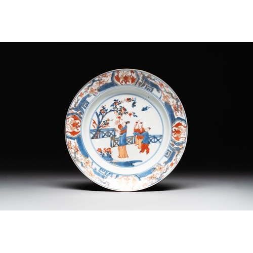 522 - A Chinese Imari-style plate with figures in a garden, Kangxi/YongzhengDia.: 21,5 cm
... 