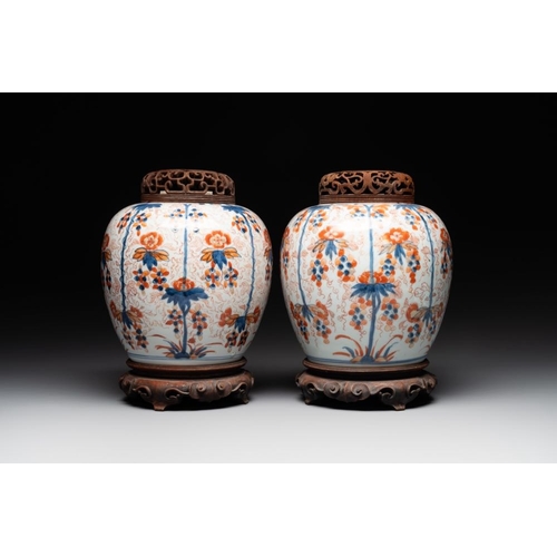 523 - A pair of Chinese Imari-style 'grapevine' jars with wooden covers and stands, KangxiH.: 29 cm (incl.... 