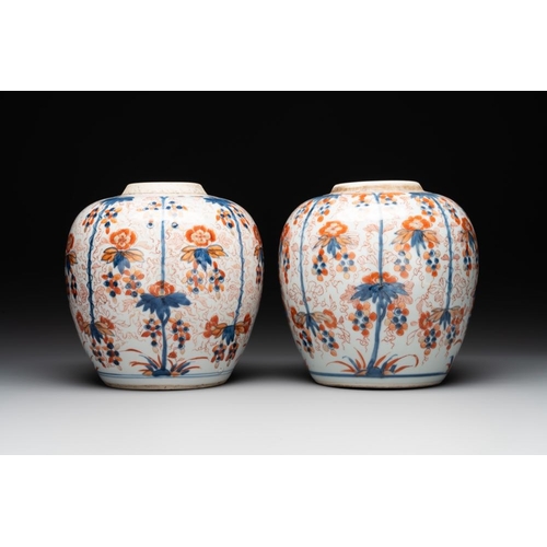 523 - A pair of Chinese Imari-style 'grapevine' jars with wooden covers and stands, KangxiH.: 29 cm (incl.... 