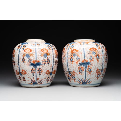 523 - A pair of Chinese Imari-style 'grapevine' jars with wooden covers and stands, KangxiH.: 29 cm (incl.... 