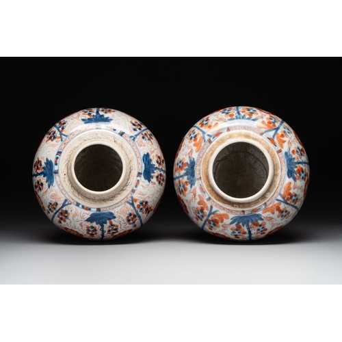 523 - A pair of Chinese Imari-style 'grapevine' jars with wooden covers and stands, KangxiH.: 29 cm (incl.... 