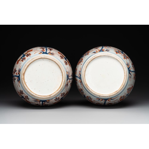 523 - A pair of Chinese Imari-style 'grapevine' jars with wooden covers and stands, KangxiH.: 29 cm (incl.... 