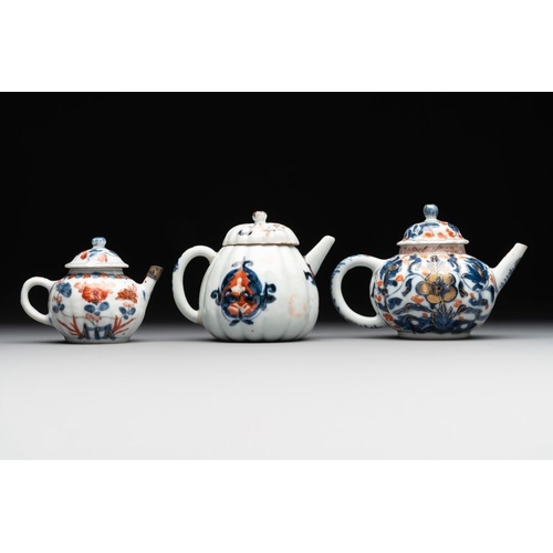 526 - A collection of five Chinese Imari-style wares and one Canton famille rose cup, Kangxi/QianlongL.: 1... 