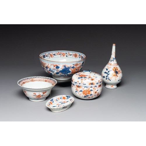 527 - A collection of five Chinese Imari-style wares, Kangxi/QianlongDia.: 19 cm - H.: 9 cm (the largest b... 