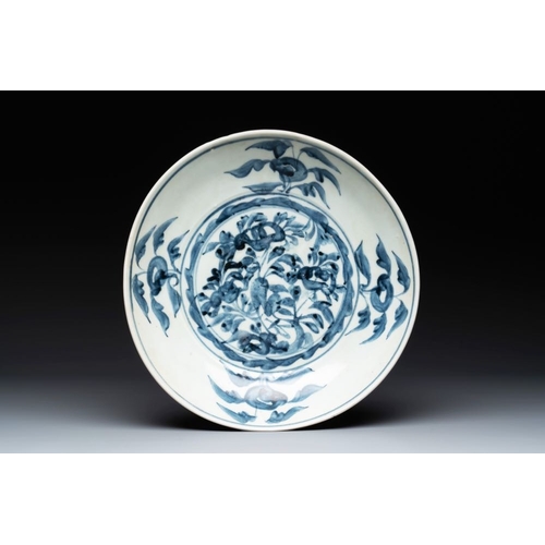 53 - A Chinese blue and white Swatow dish with floral design, MingDia.: 31,5 cm