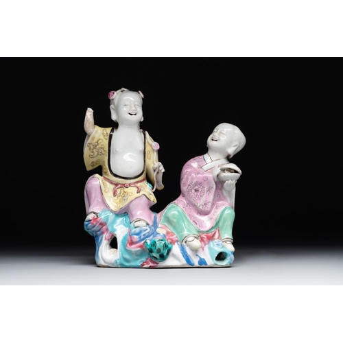 531 - A Chinese famille rose group of Hehe Erxian on wooden stand, QianlongH.: 22 cm (incl. stand)H.: 19,7... 