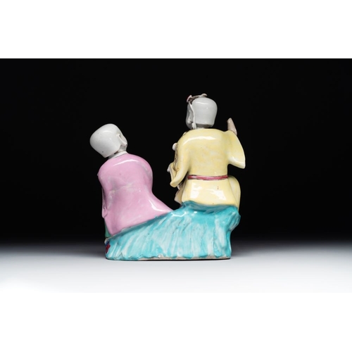 531 - A Chinese famille rose group of Hehe Erxian on wooden stand, QianlongH.: 22 cm (incl. stand)H.: 19,7... 