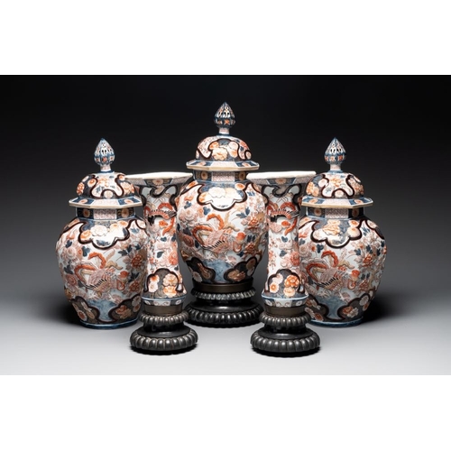 537 - A five-piece Imari-style garniture with birds among flowering branches, incl. 3 stands, Samson, Pari... 