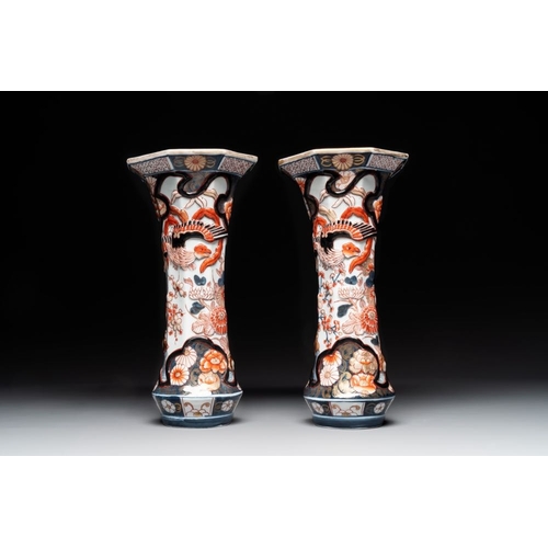 537 - A five-piece Imari-style garniture with birds among flowering branches, incl. 3 stands, Samson, Pari... 