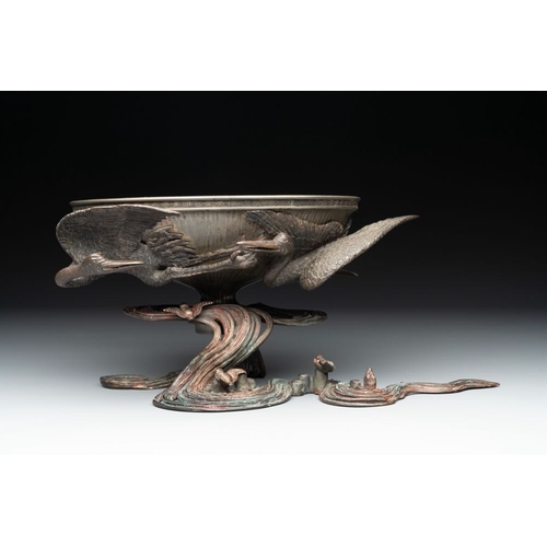 540 - A Japanese copper, bronze and pewter Ikebana vessel, signed Kimura Toun , Meiji, 19th C.L.: 26 cm - ... 