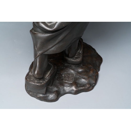 542 - A large Japanese bronze okimono of a musician, Sen Feng Sheng Zuo  mark, Meiji, 19th C.H.: 88 cm
Wei... 