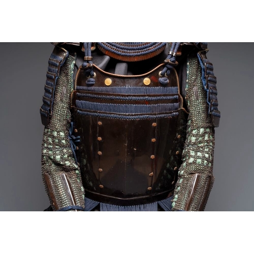 544 - An impressive Japanese samurai armor, Edo period, first half 18th C.H.: 144,5 cm (seated, as display... 