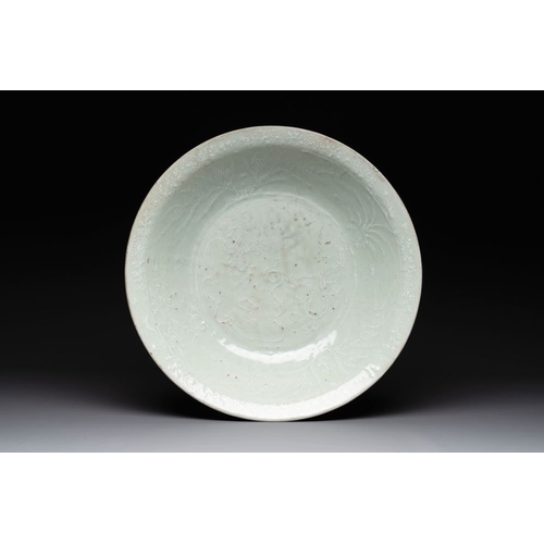 57 - A rare Chinese Swatow slip-decorated pale-green-glazed 'dragon' dish, MingDia.: 42 cm... 