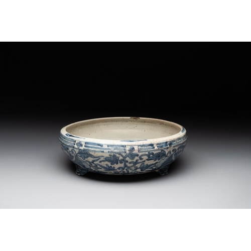 58 - A Chinese Swatow blue and white crackle-glazed 'peonies and trigrams' tripod censer, MingDia.: 26,2 ... 