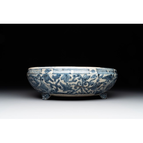 58 - A Chinese Swatow blue and white crackle-glazed 'peonies and trigrams' tripod censer, MingDia.: 26,2 ... 